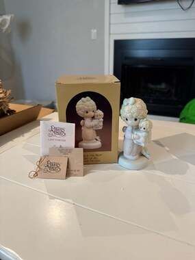 Precious Moments 'Love Is The Best Gift Of All' 1987 Special Issue Figurine 1109